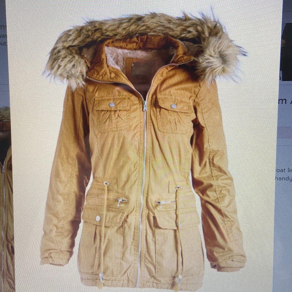 Camel button pocket woman’s anorak